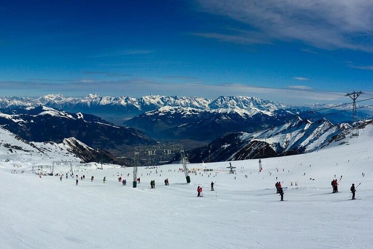 en gruppe mennesker, der står på ski ned ad et snedækket bjerg