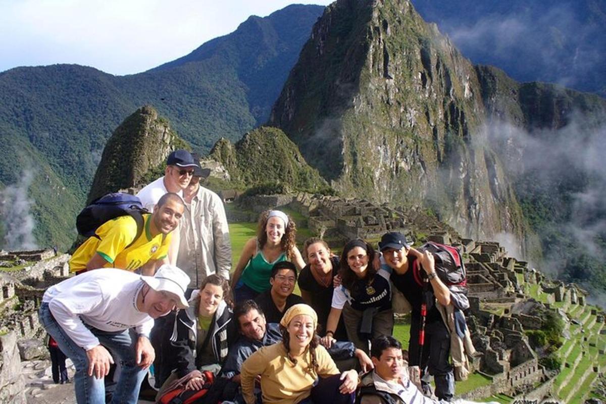 um grupo de pessoas posando para uma foto em uma montanha