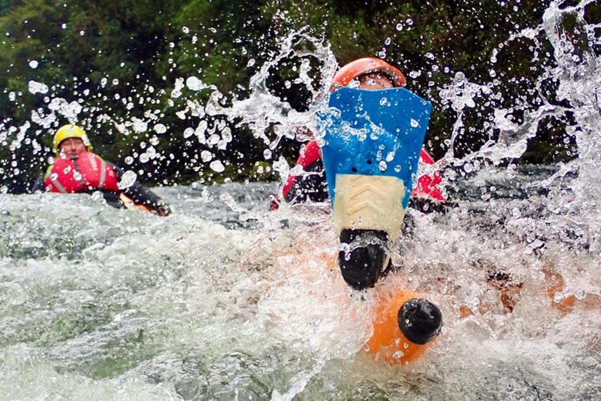 eine Gruppe von Menschen in einem Floß im Wasser