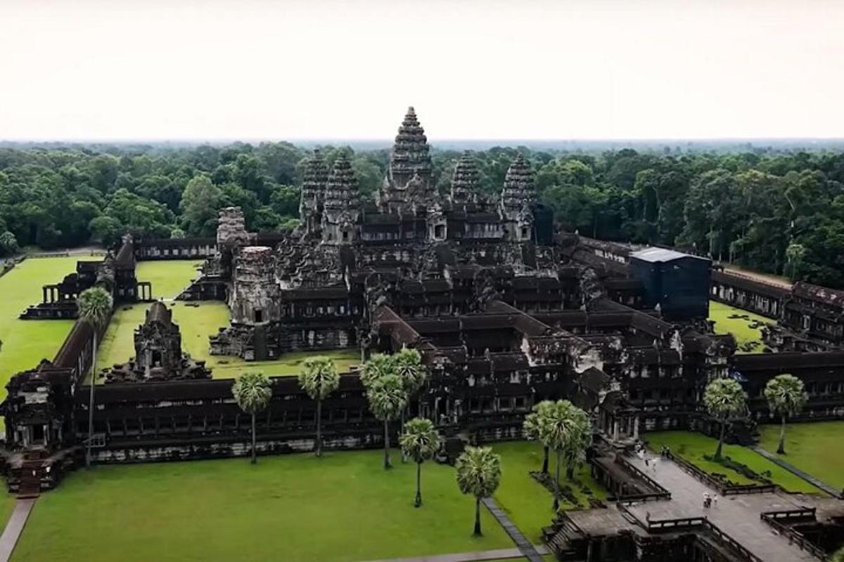 pemandangan udara kuil di taman