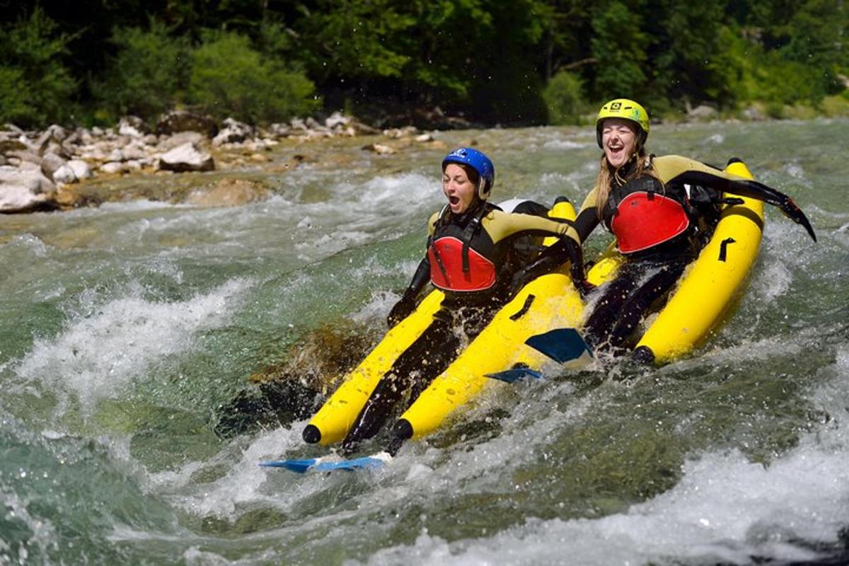 zwei Personen sind in einem Floß im Wasser