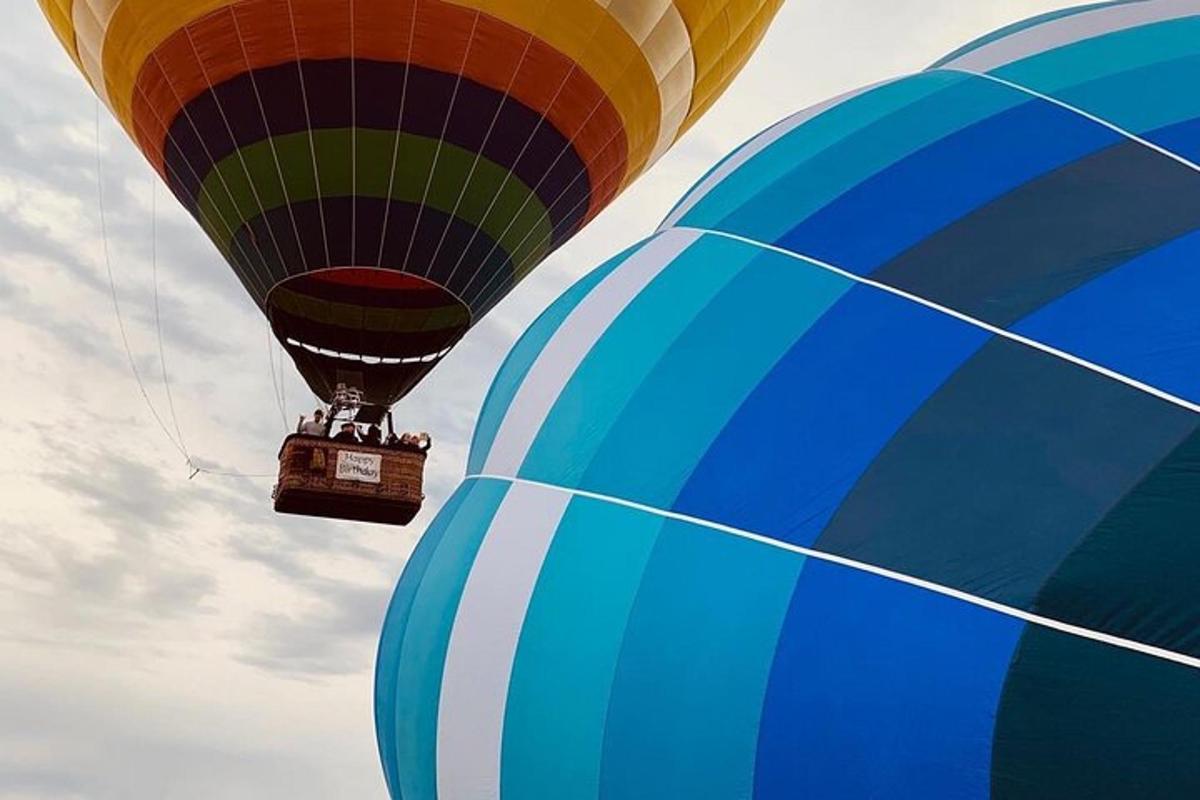 dua balon udara panas terbang di langit
