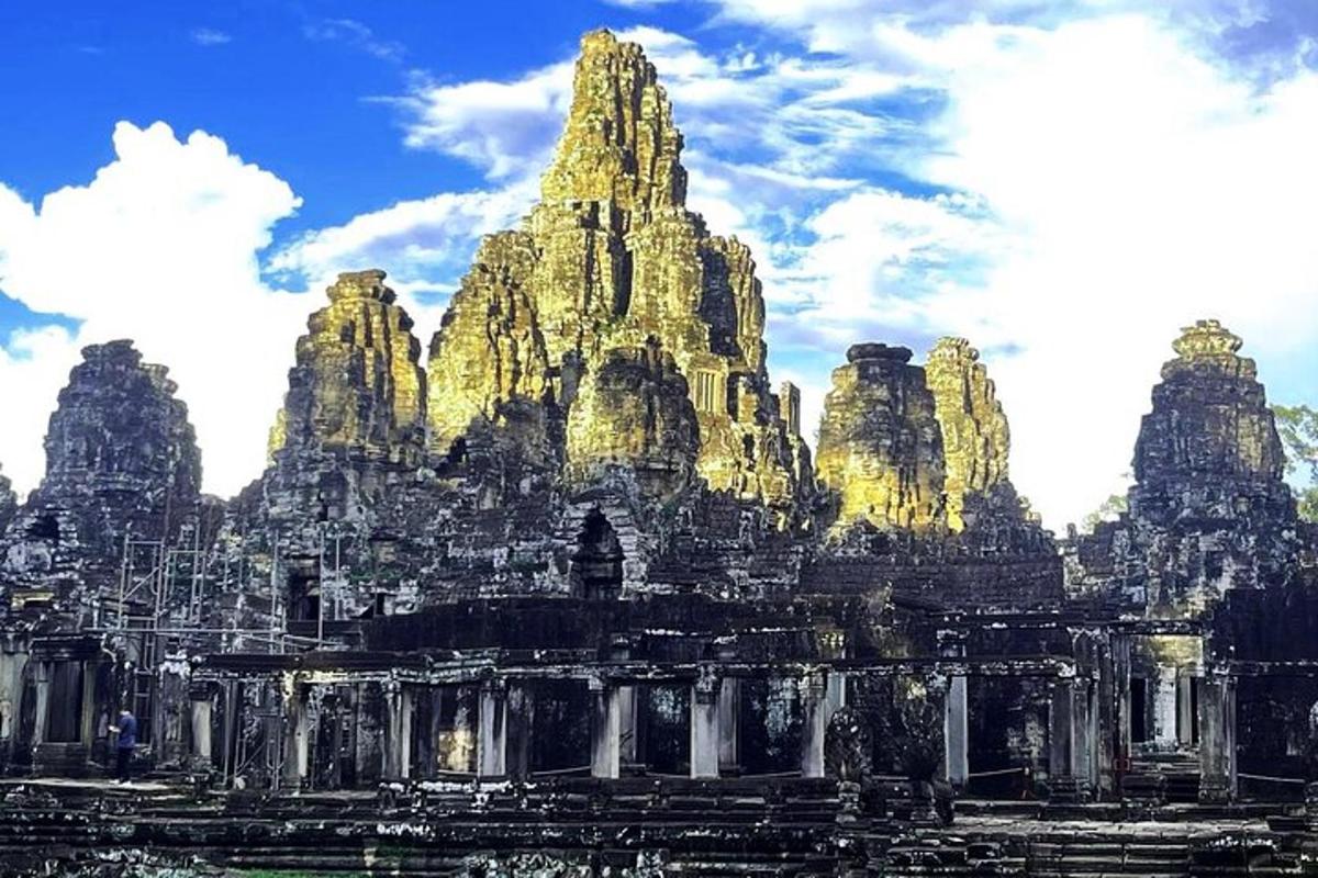 pemandangan bangunan batu besar dengan langit biru