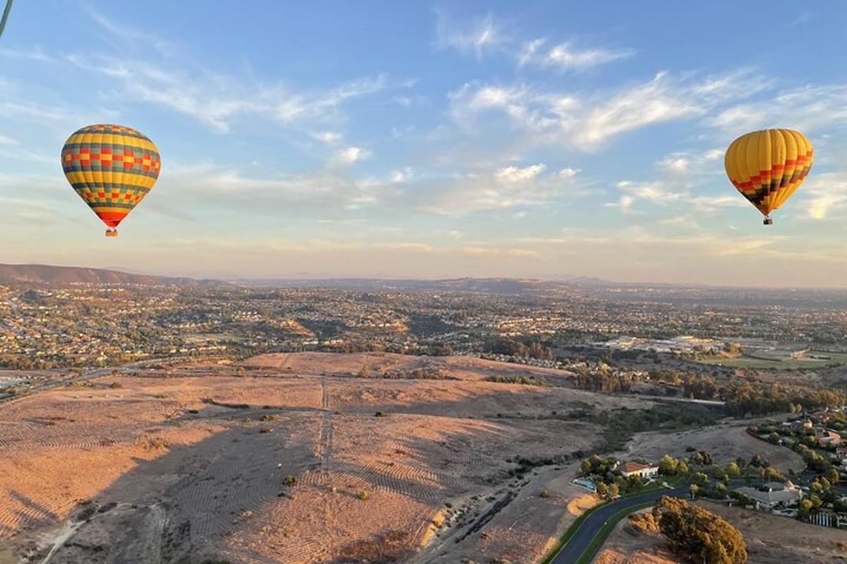 dua balon udara panas terbang di atas kota