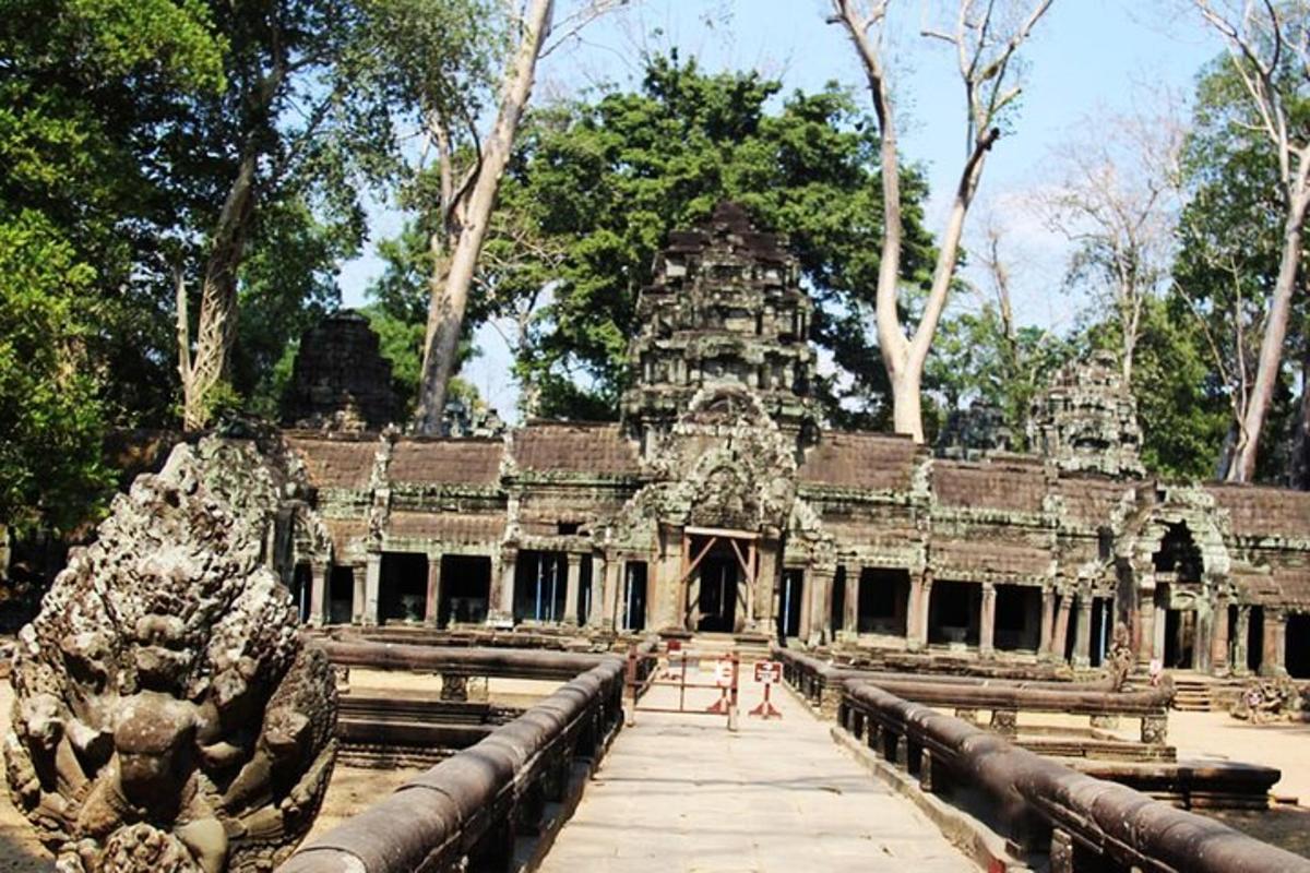 pemandangan kuil di dalam hutan