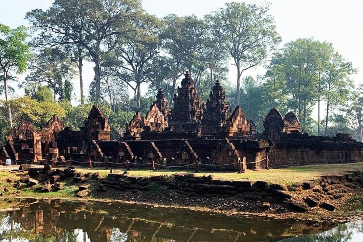 bangunan batu besar bersebelahan dengan badan air