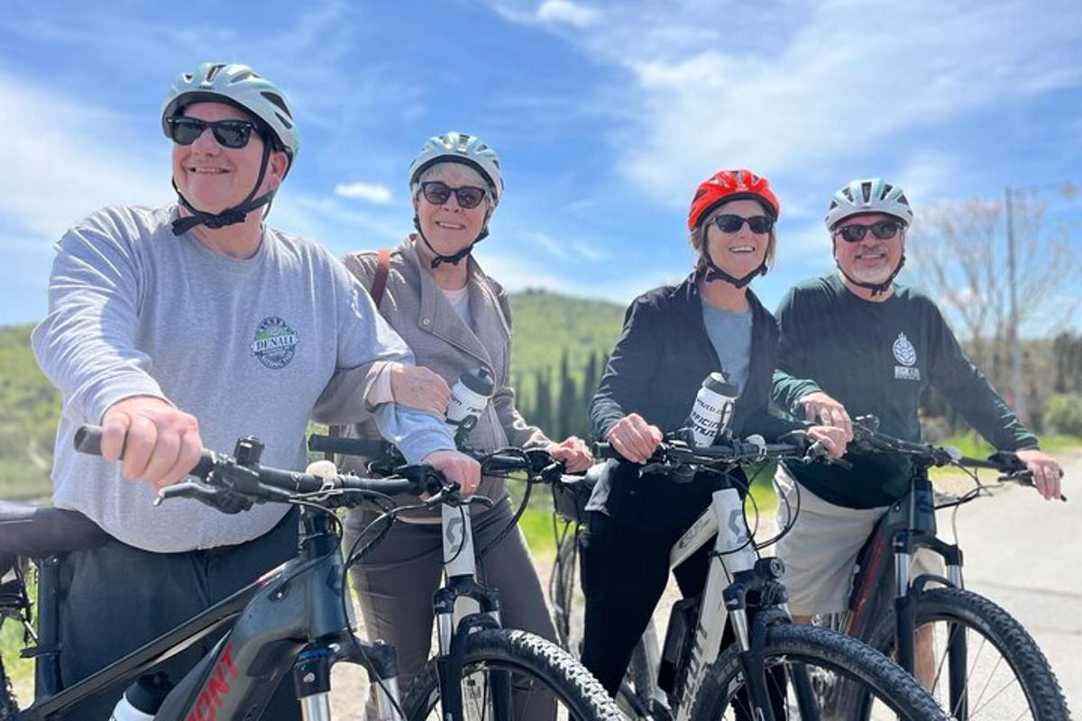 um grupo de pessoas em pé com suas bicicletas