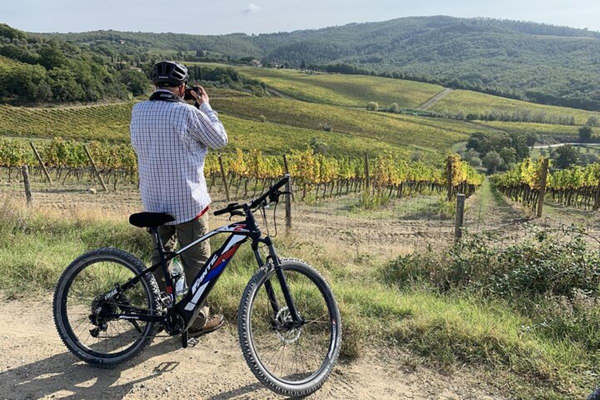 un uomo sta scattando una foto a una bicicletta