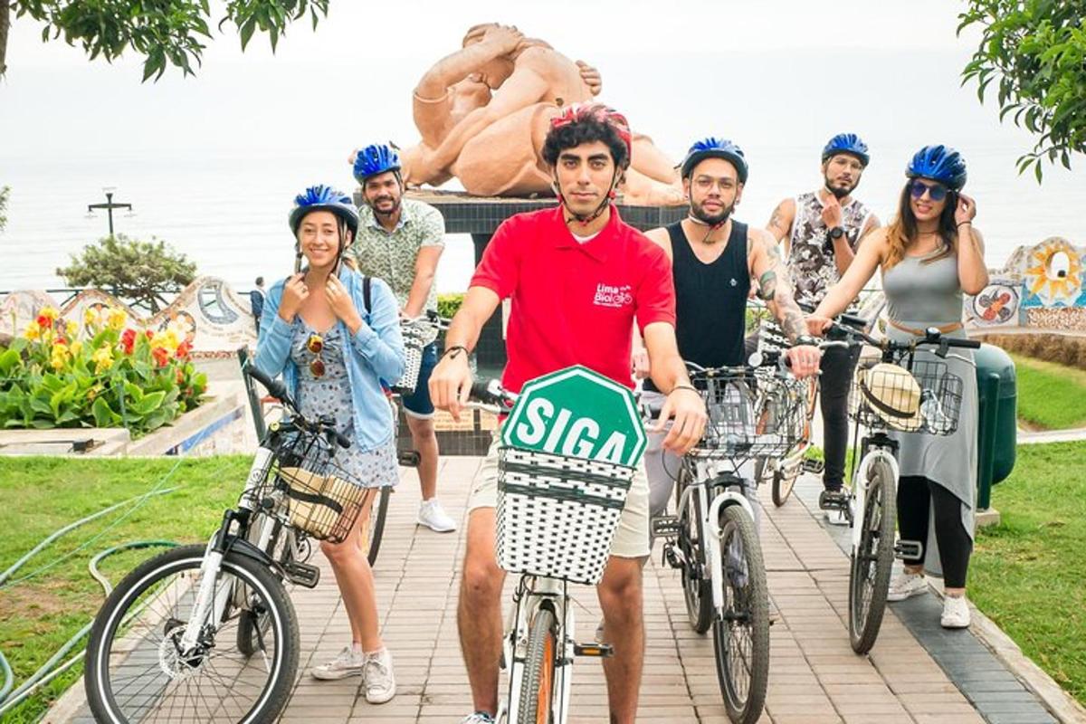 een groep mensen die op de fiets over een stoep rijden