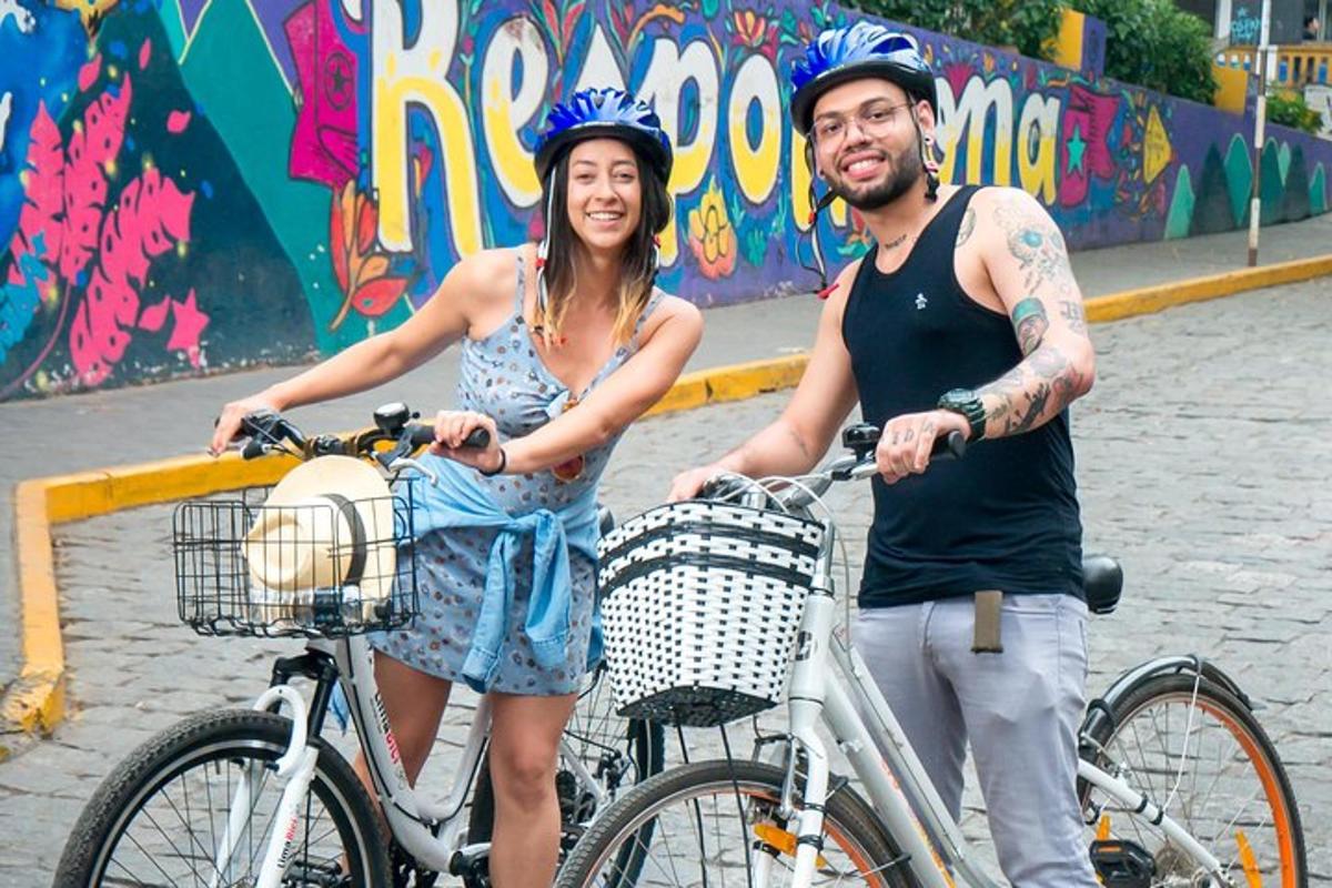 een man en een vrouw staan naast hun fietsen