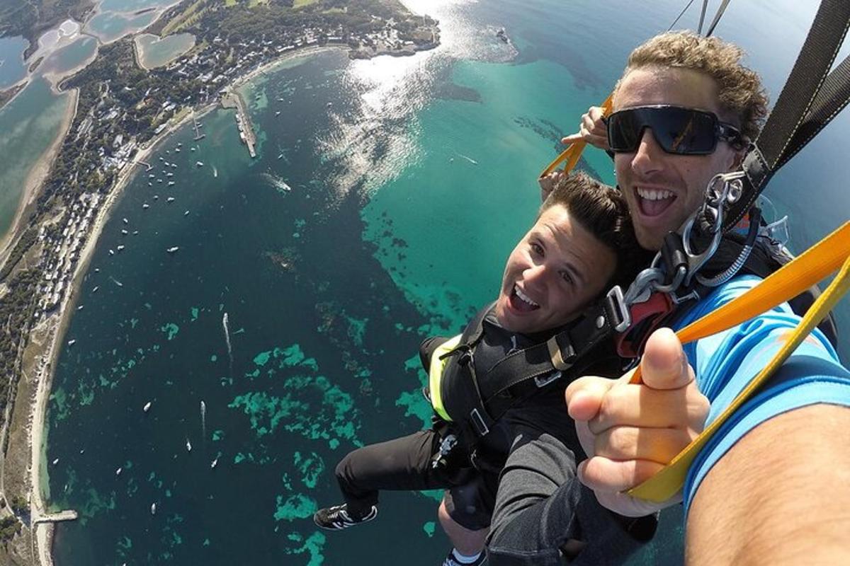 muž a chlapec na zip line nad vodou