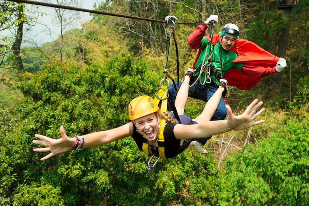 két ember lovagol egy zipline-on