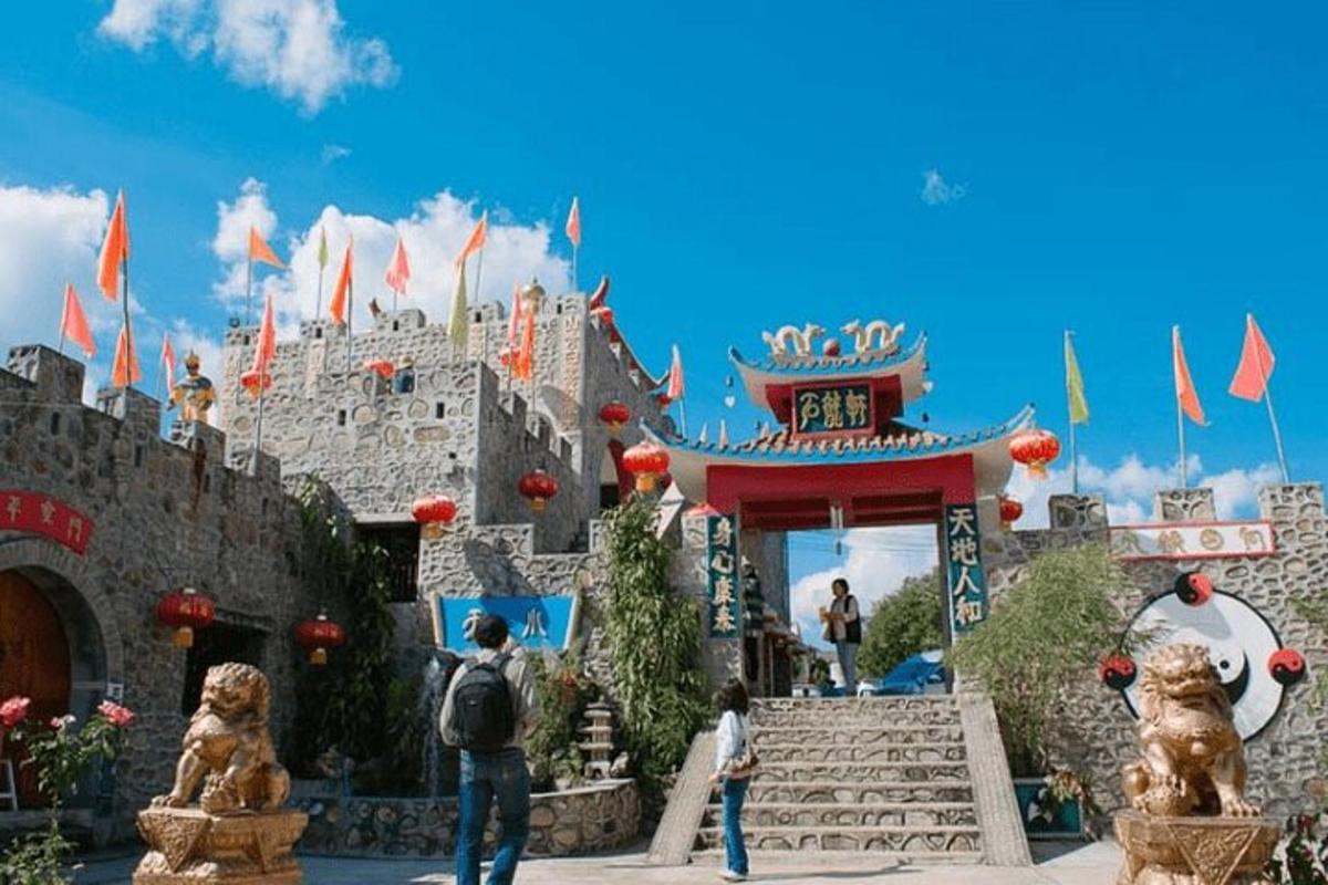 un castello con persone in piedi di fronte
