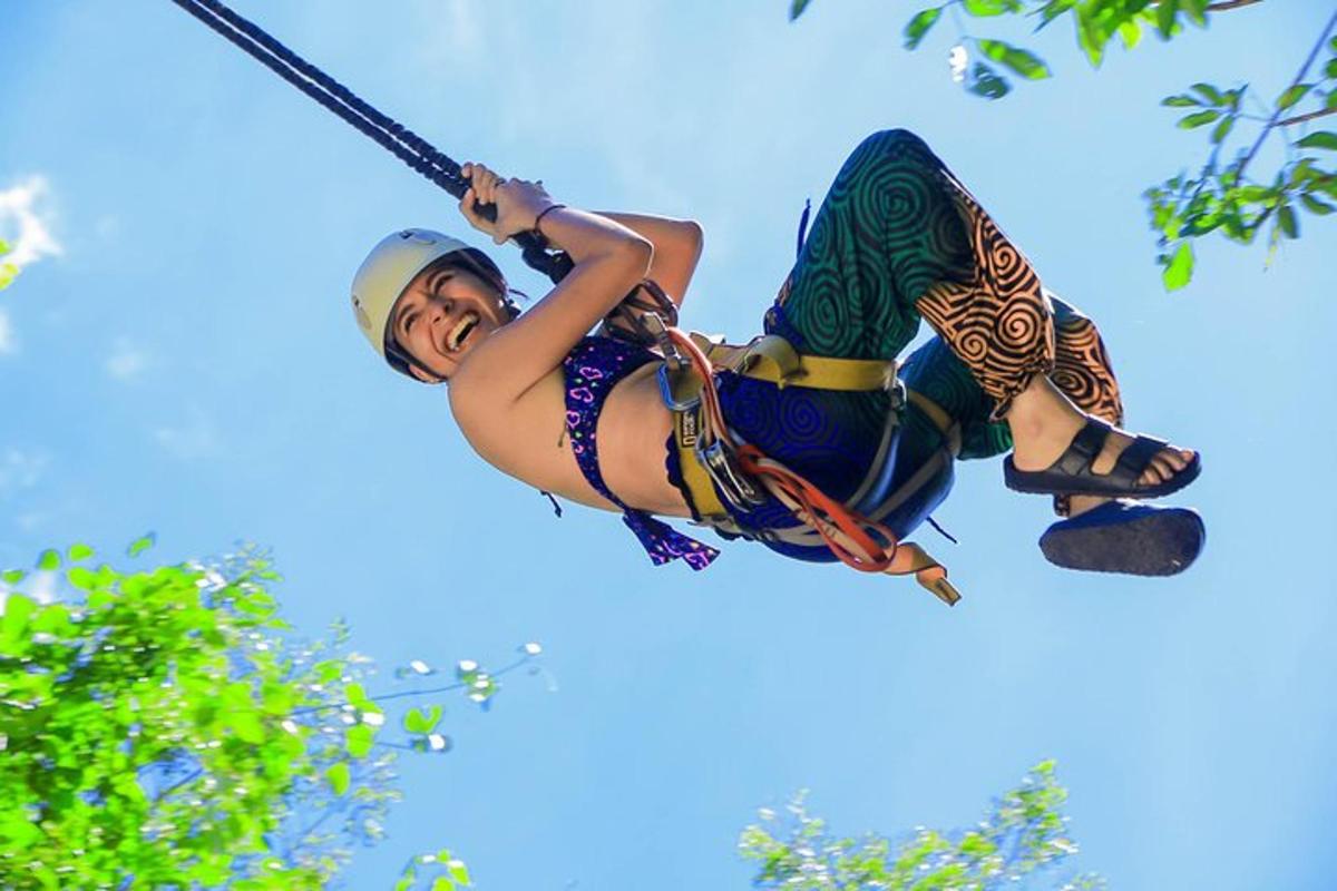 uma mulher está pendurada em uma tirolesa