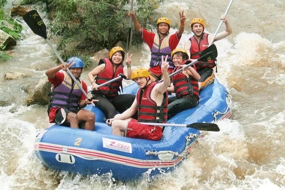 Un grupo de personas está haciendo rafting en un río.