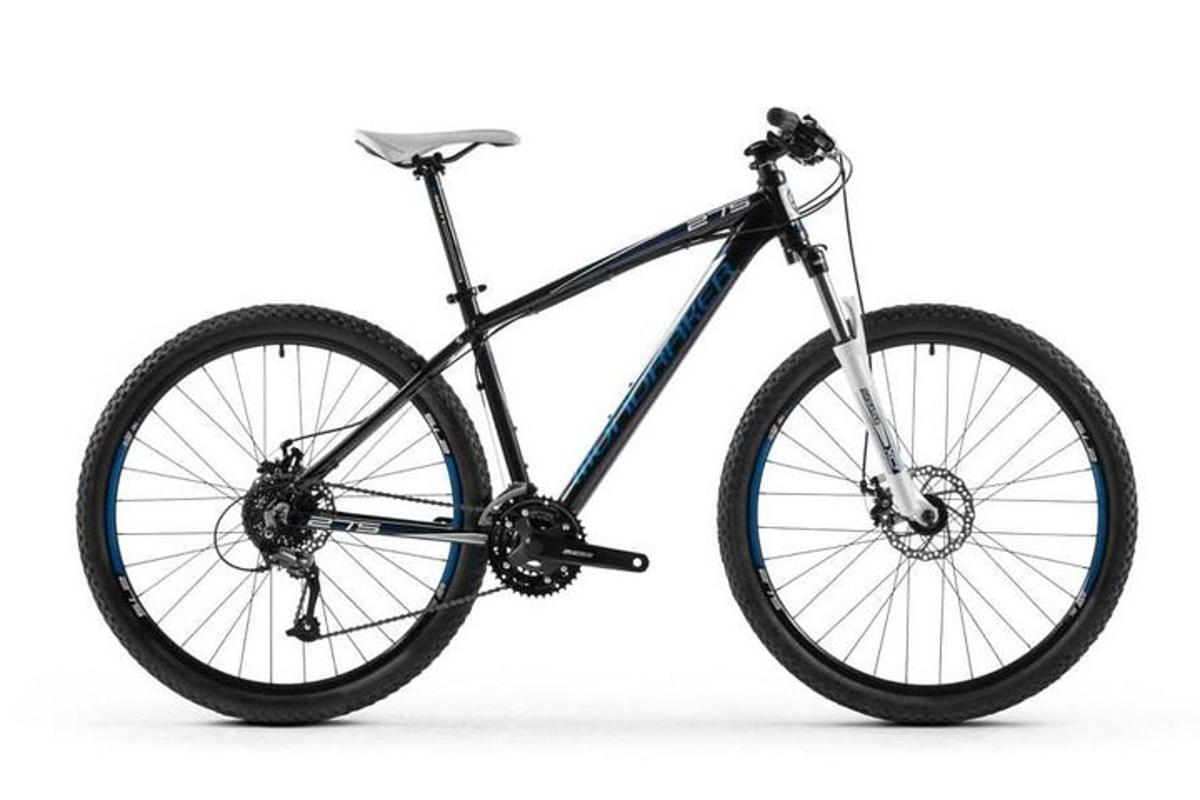 een zwarte fiets geparkeerd op een witte achtergrond