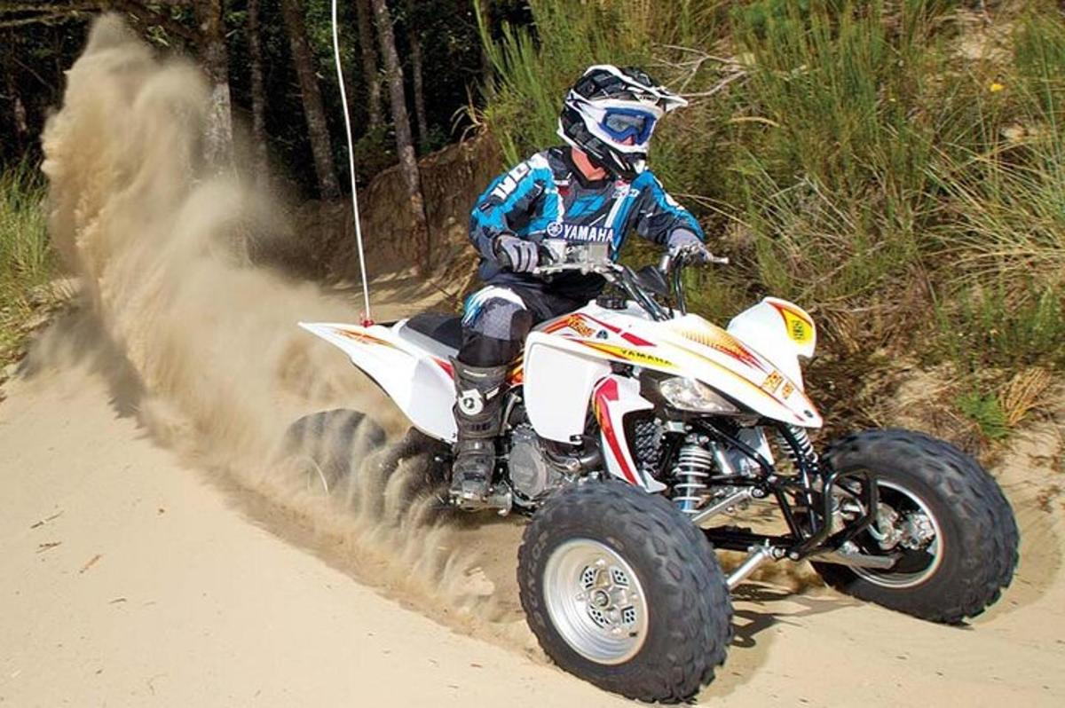 egy férfi terepmotorral halad végig egy földúton
