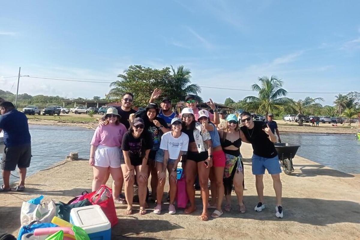 eine Gruppe von Menschen posiert für ein Foto am Strand