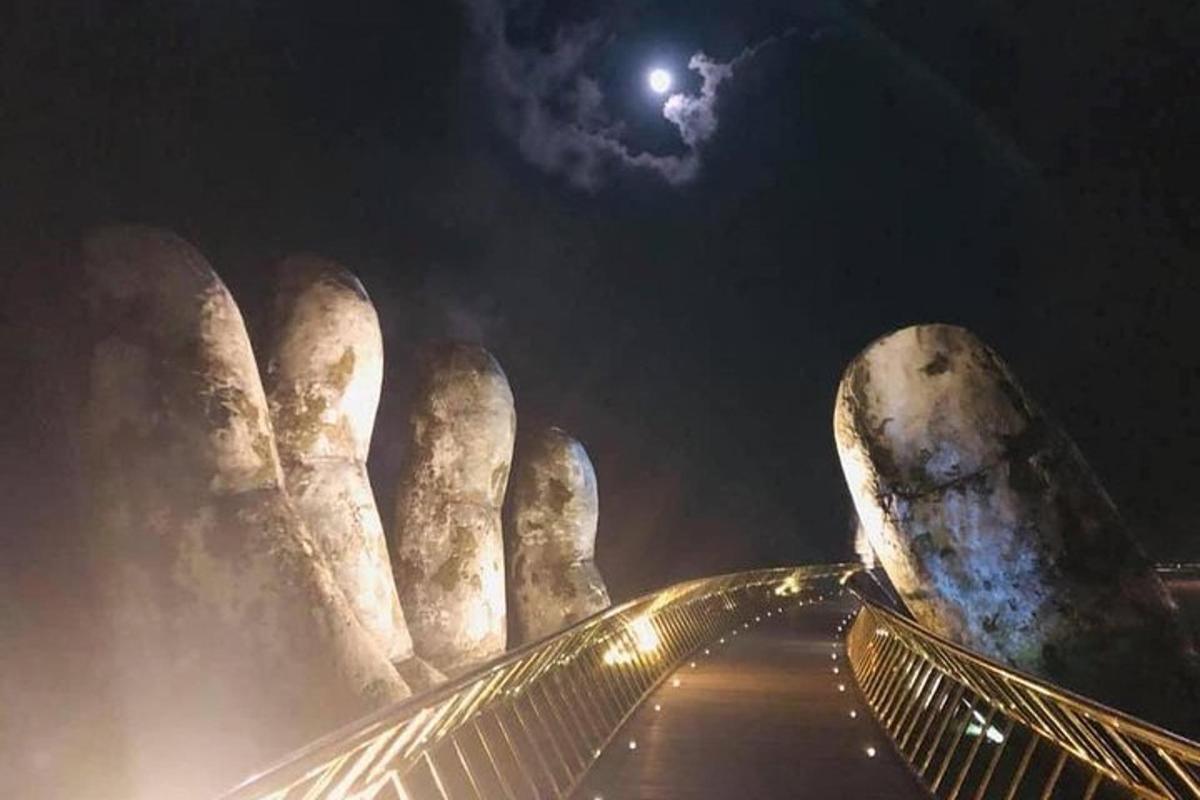 pemandangan malam patung dengan bulan di langit