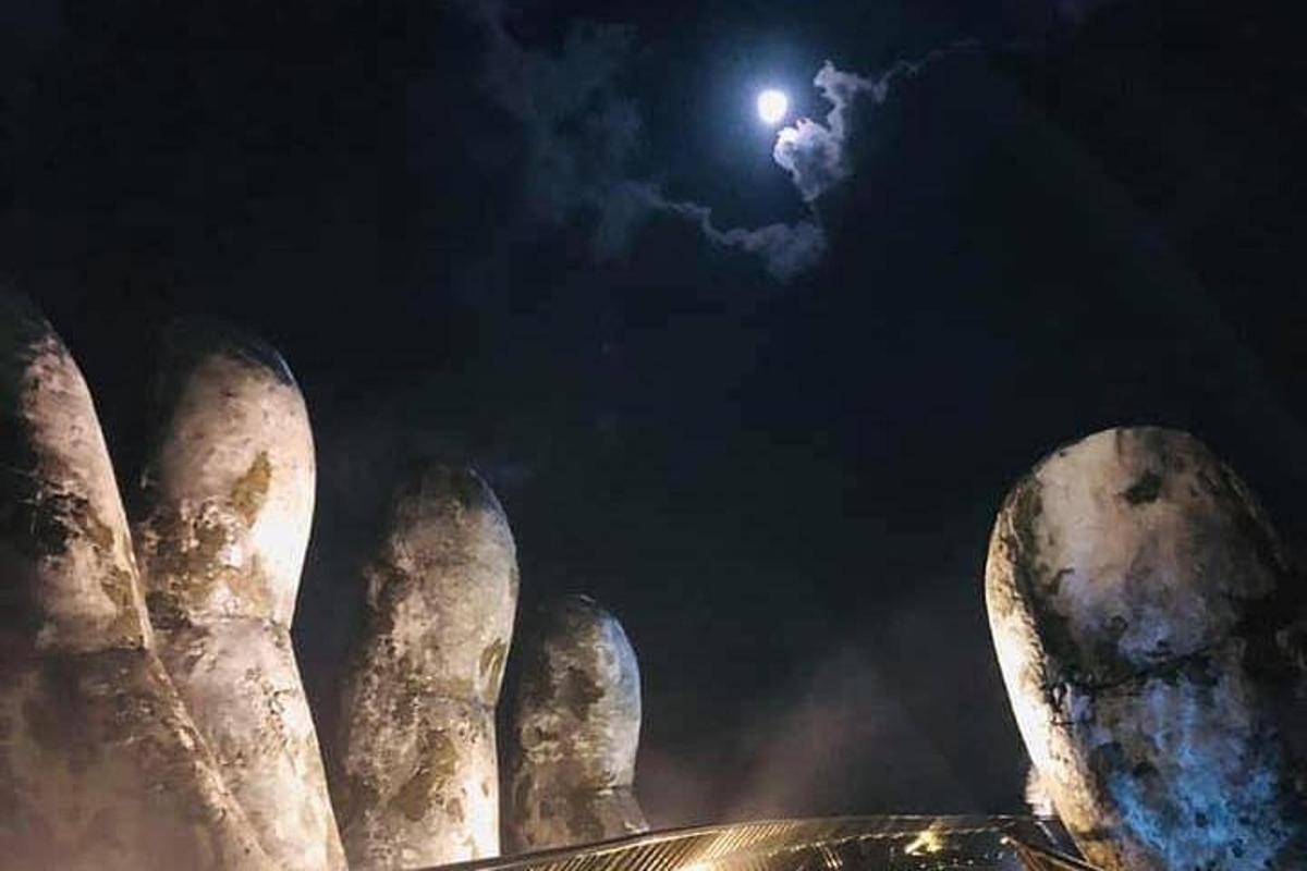 pemandangan patung dengan bulan di langit