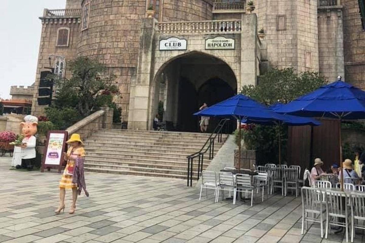 seorang gadis kecil berdiri di hadapan sebuah bangunan