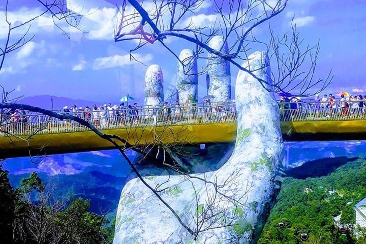 una vista di un ponte sull'acqua con un gruppo di persone