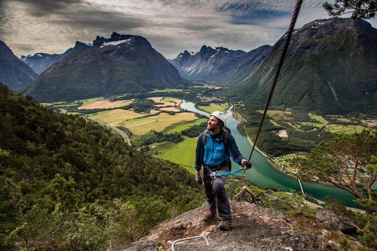 maður stendur á fjallstindi