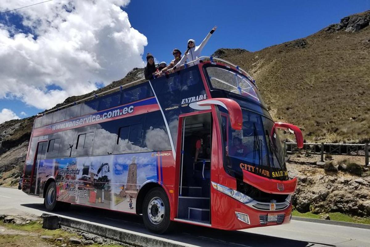 双层巴士，上面坐着人