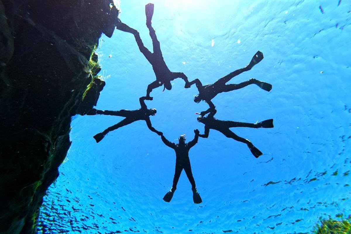 un gruppo di persone che formano un cerchio nell'acqua
