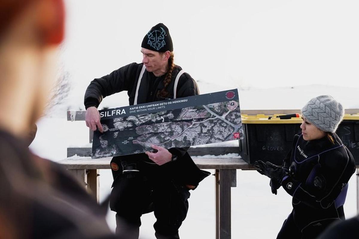 mees istub pingil ja hoiab käes lumelauda