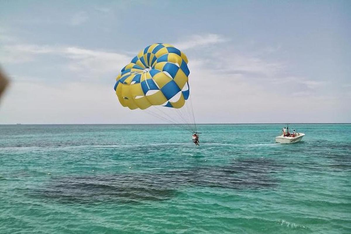 eine Person im Wasser mit einem Fallschirm im Ozean