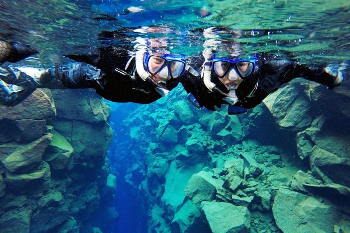una persona in muta che nuota nell'acqua