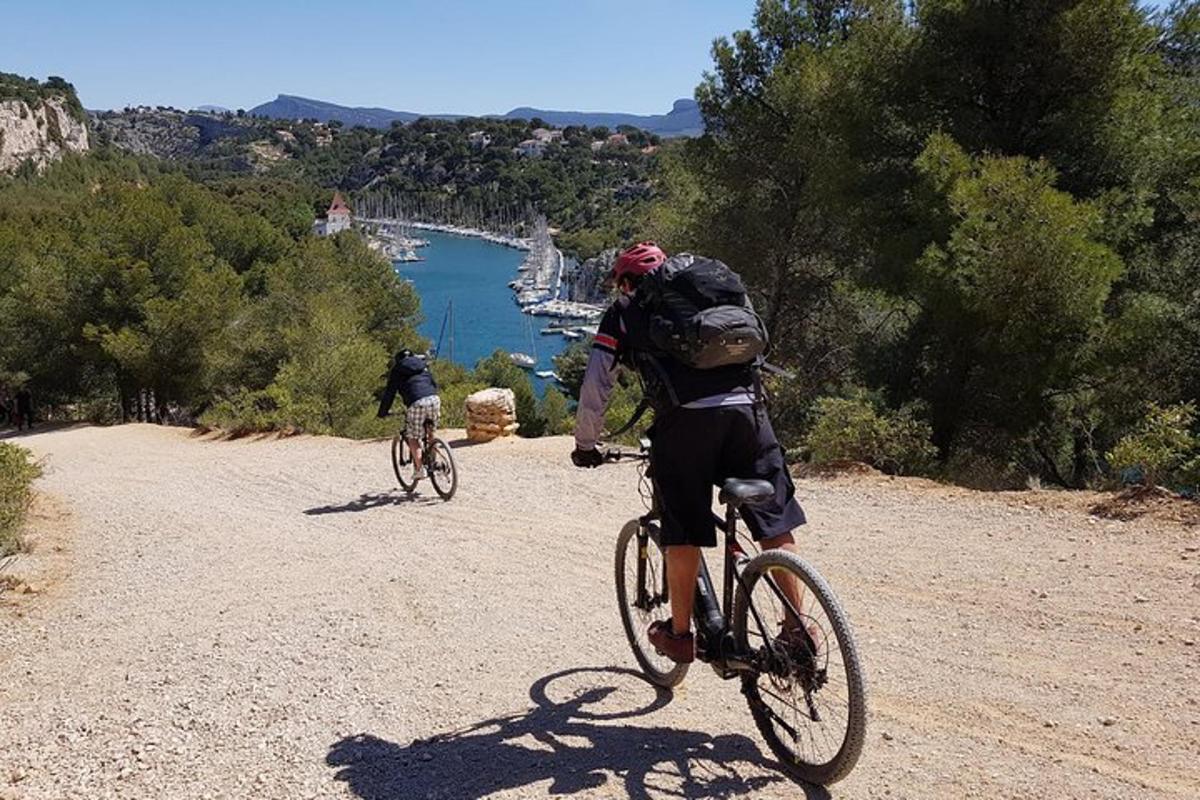 due persone in bicicletta su una strada sterrata