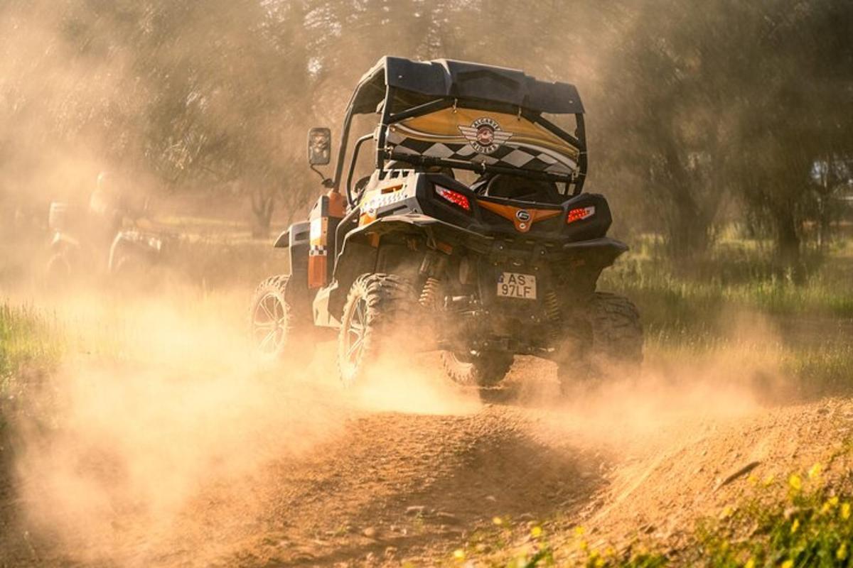 una persona que condueix un quad per un camí de terra
