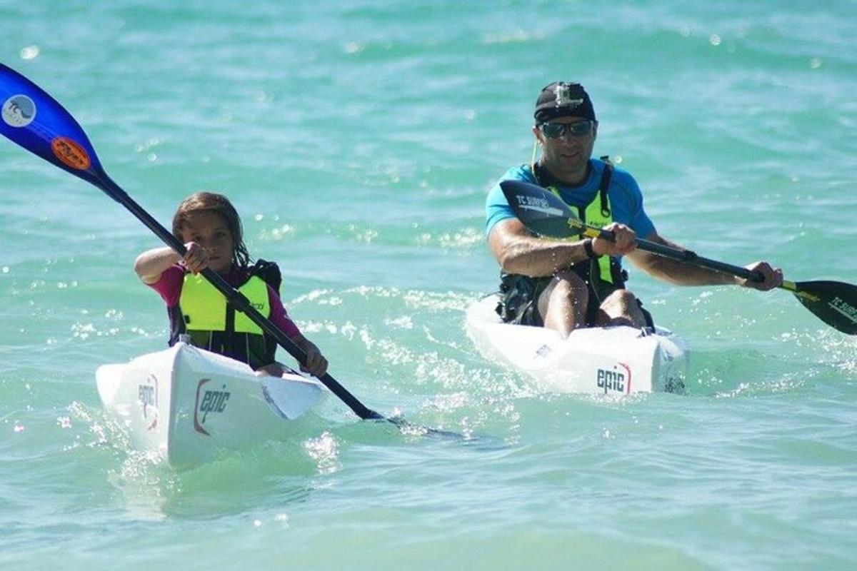 un uomo e una ragazza in kayak nell'oceano