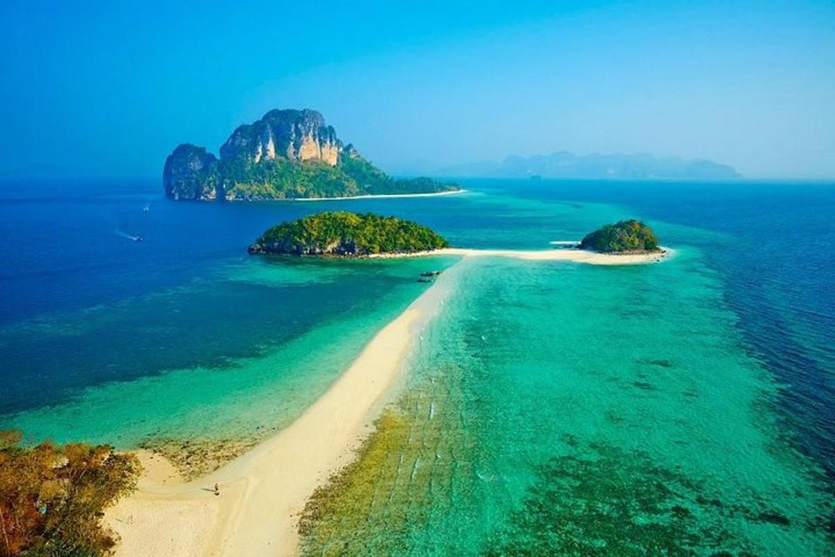 una vista aerea di un'isola nell'oceano