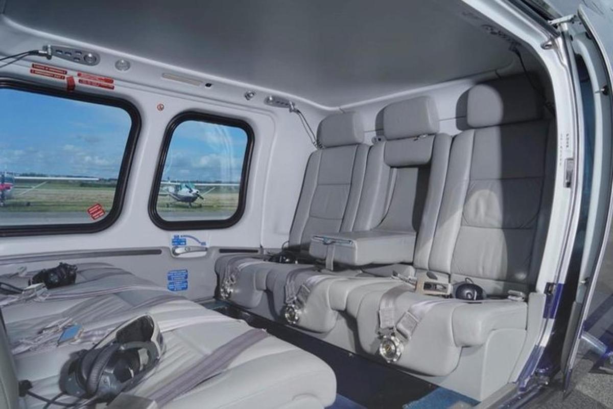una vista dell'interno della cabina di un aereo