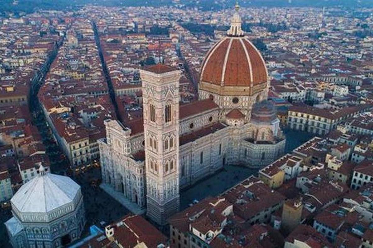 una vista aerea di un grande edificio con una torre