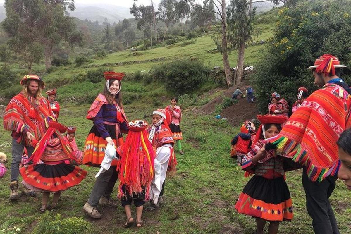 un grup de persones amb roba tradicional baixant un turó