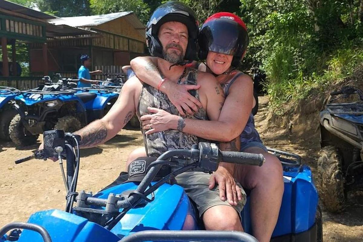 un home i una dona asseguts en una moto de cross