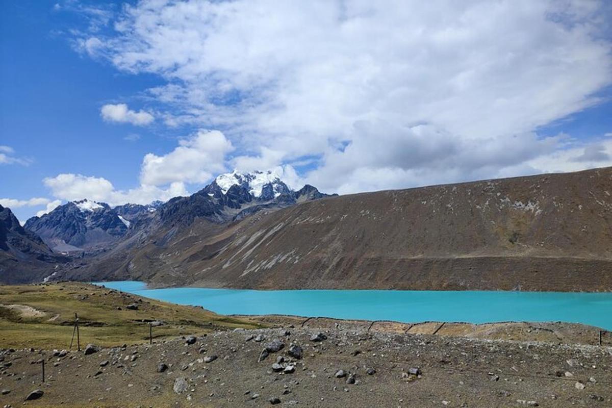 tasik biru di tengah-tengah gunung