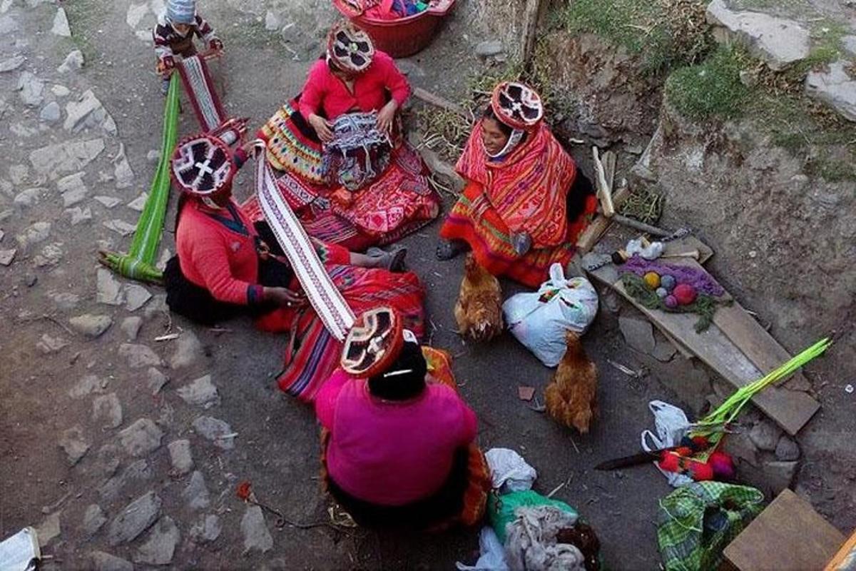 un grup de persones assegudes a terra amb ooooo