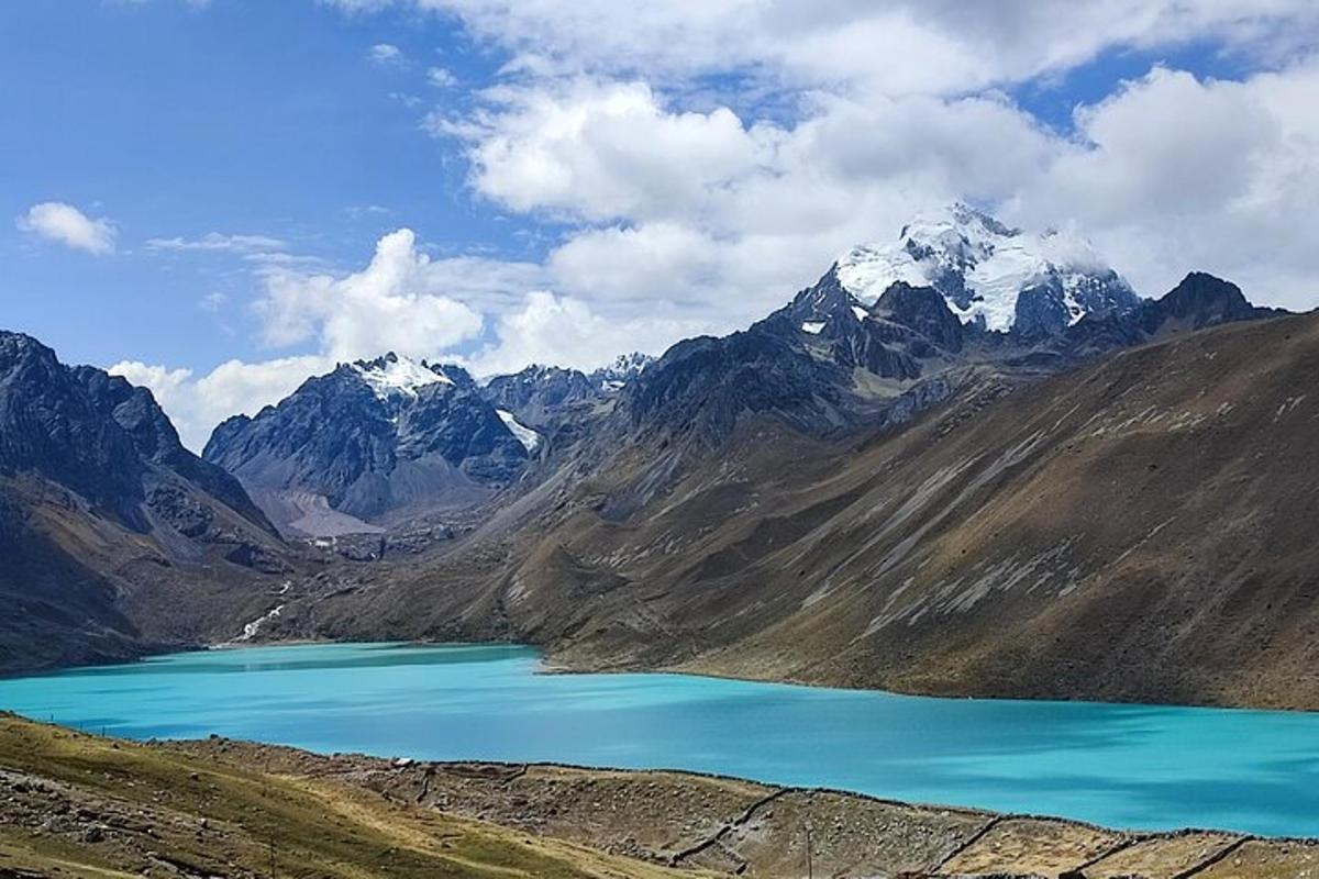 tasik biru di tengah-tengah gunung