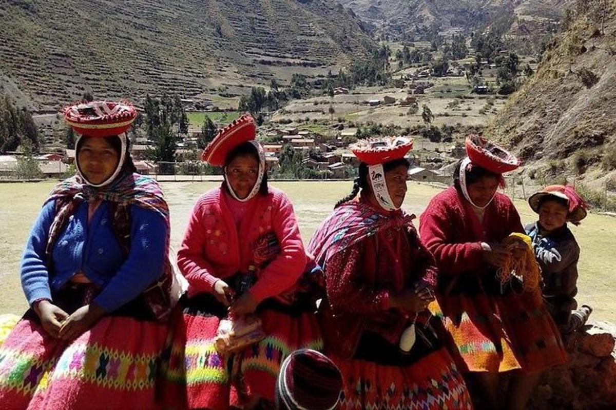 un grup de dones amb roba tradicional posant per a una foto