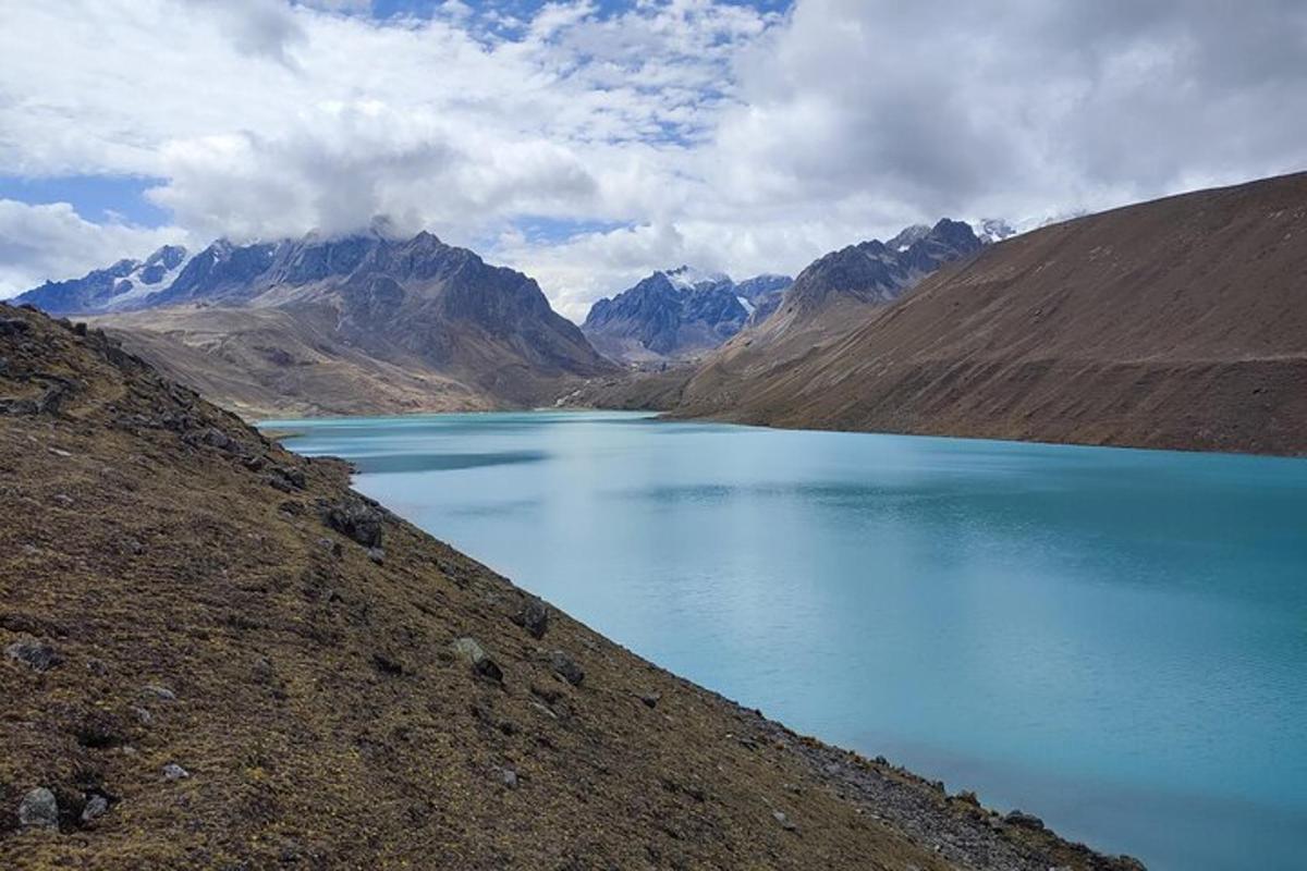 sebuah tasik biru yang besar di tengah-tengah gunung