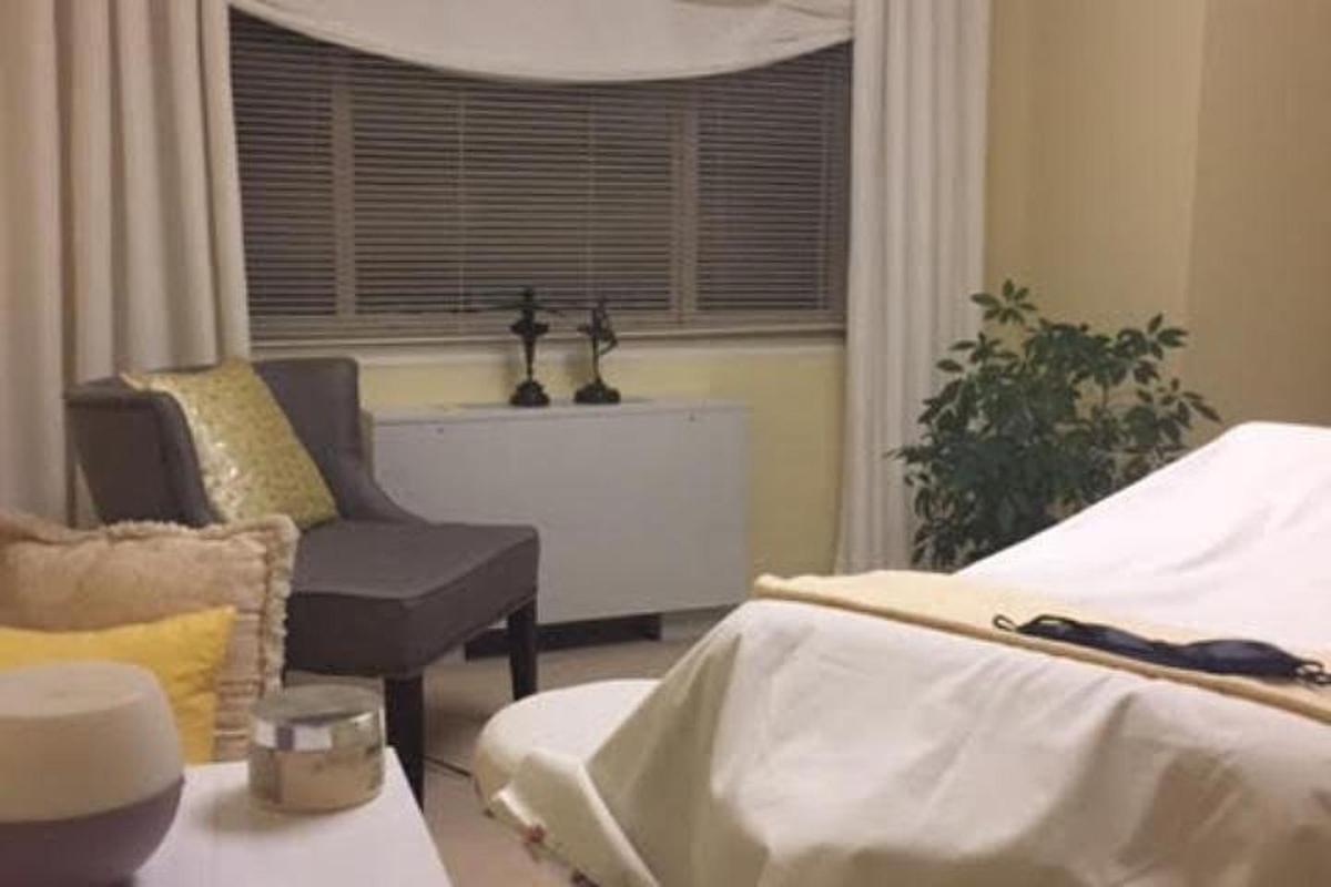 ein Schlafzimmer mit einem Bett und einem Stuhl und einem Fenster