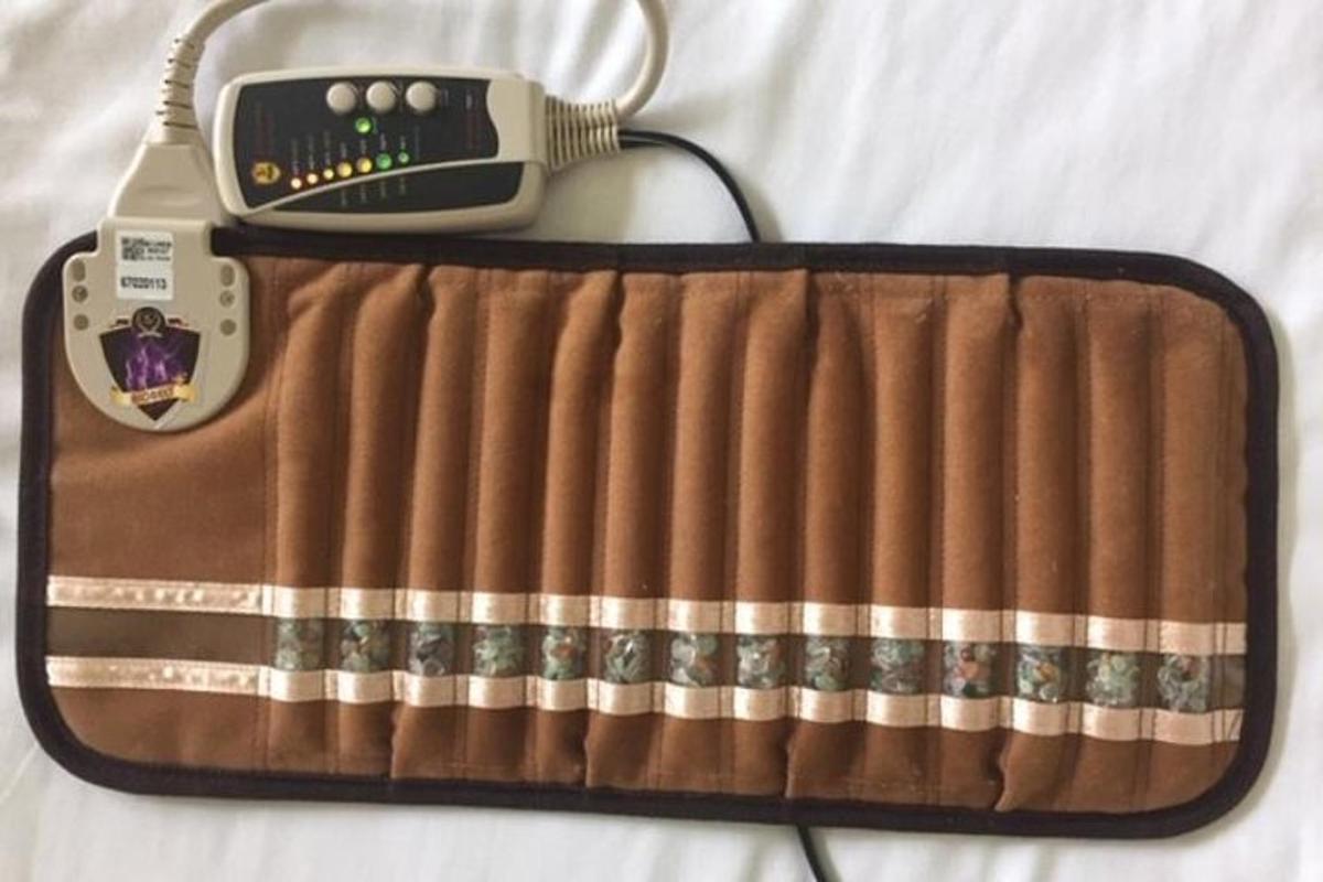 yatağın üstünde duran bir telefon