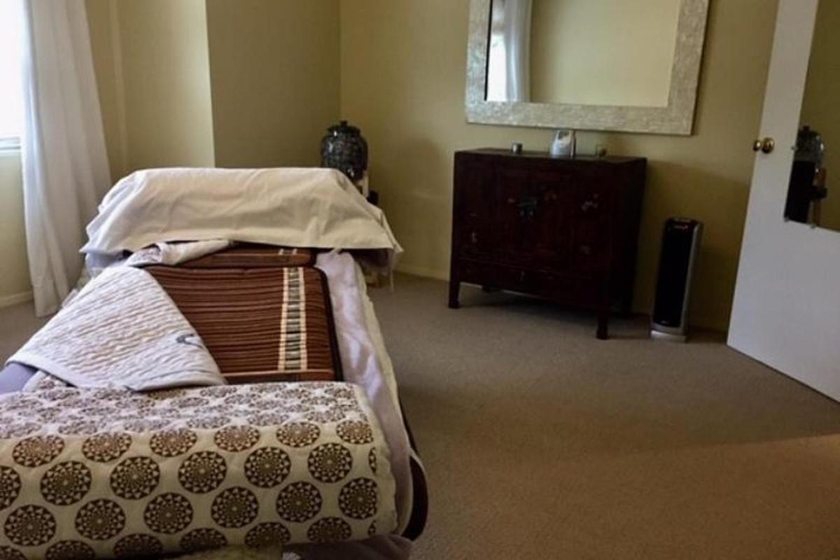 una camera da letto con un letto, un comò e uno specchio