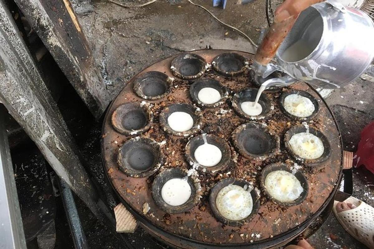 một loạt bánh nướng nhỏ trong chảo trên bếp