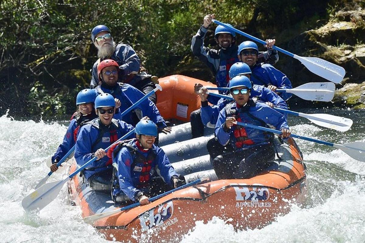un grup de persones en una bassa a l'aigua